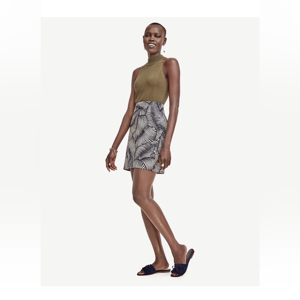 Black and White Leaf Pattern mini Skirt